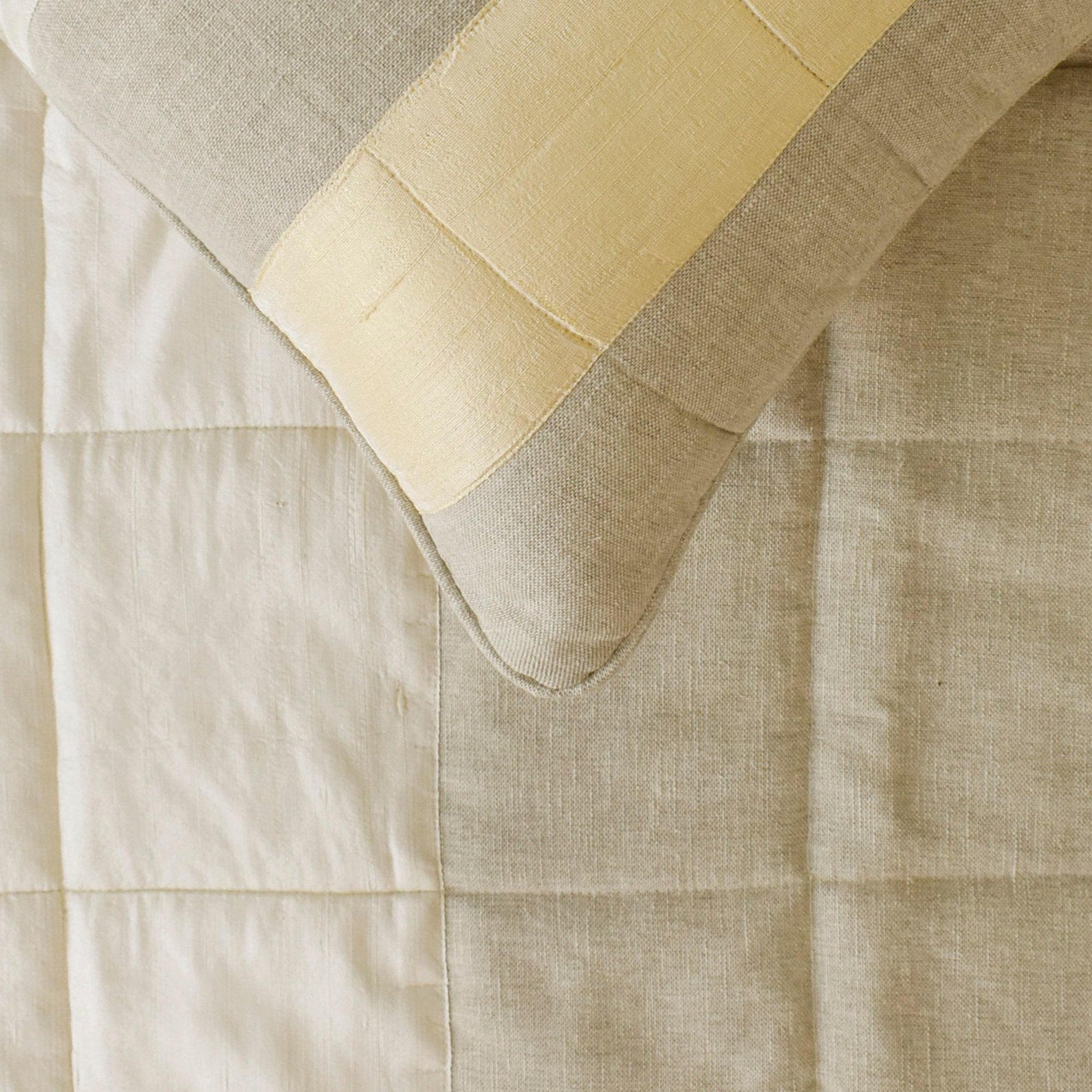Alikka Decorative Bed Runner and Pillow Cover